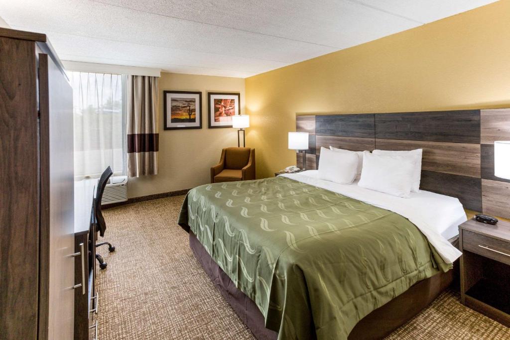 Postel nebo postele na pokoji v ubytování Quality Inn & Suites Plattsburgh