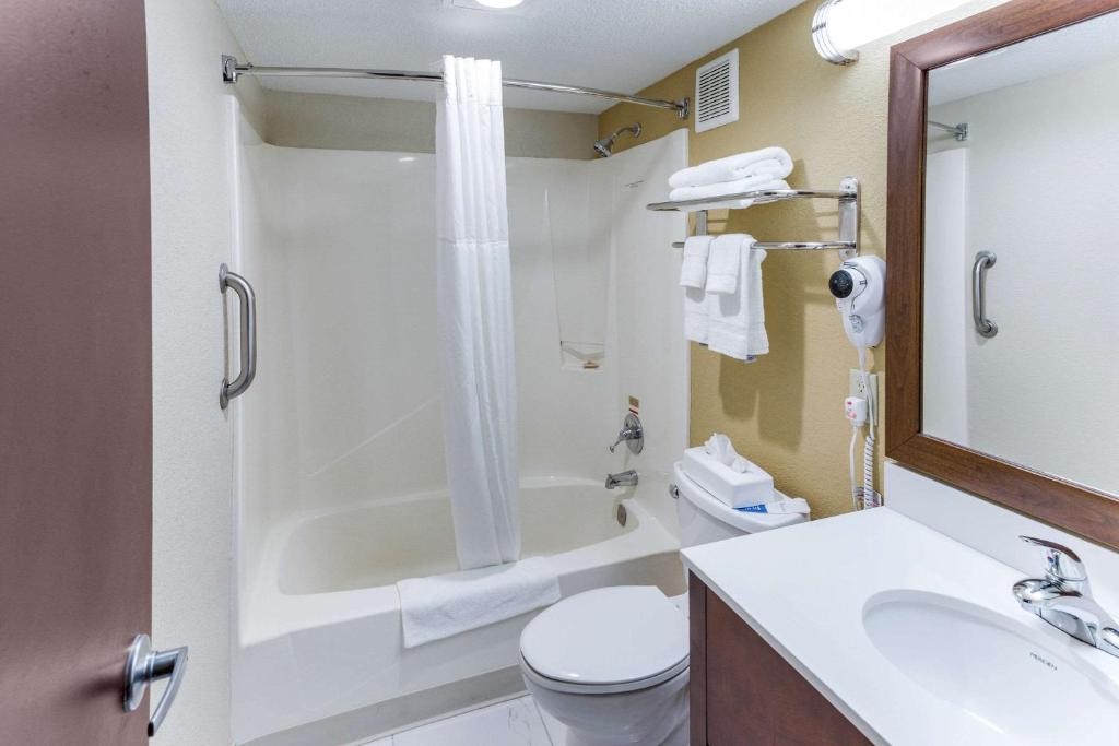 Koupelna v ubytování Quality Inn & Suites Plattsburgh
