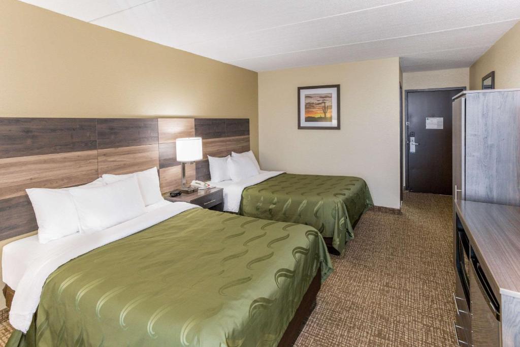 Postel nebo postele na pokoji v ubytování Quality Inn & Suites Plattsburgh