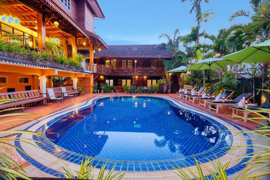 una piscina en medio de una casa en Chandara Boutique Hotel en Vientián