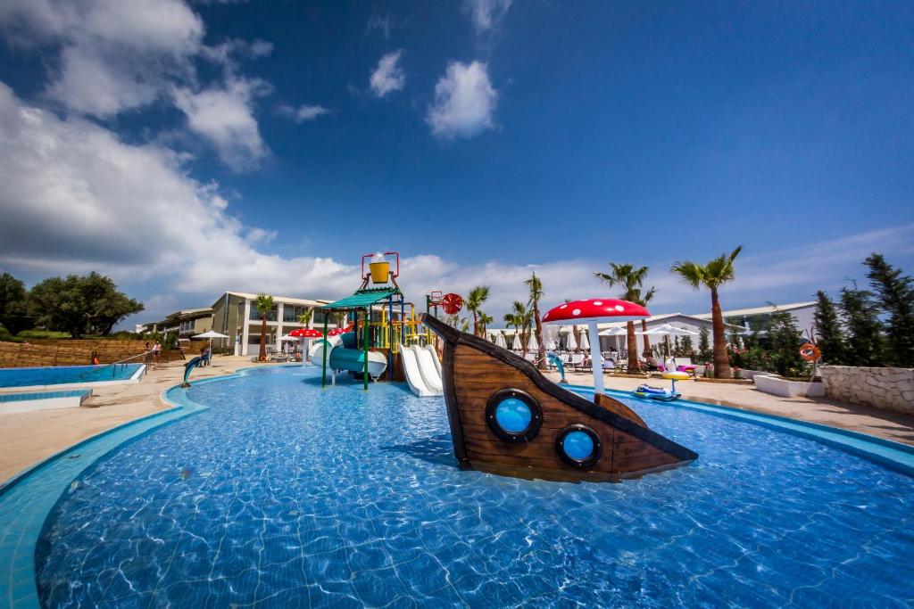 Bazén v ubytování Caretta Paradise Resort & WaterPark nebo v jeho okolí