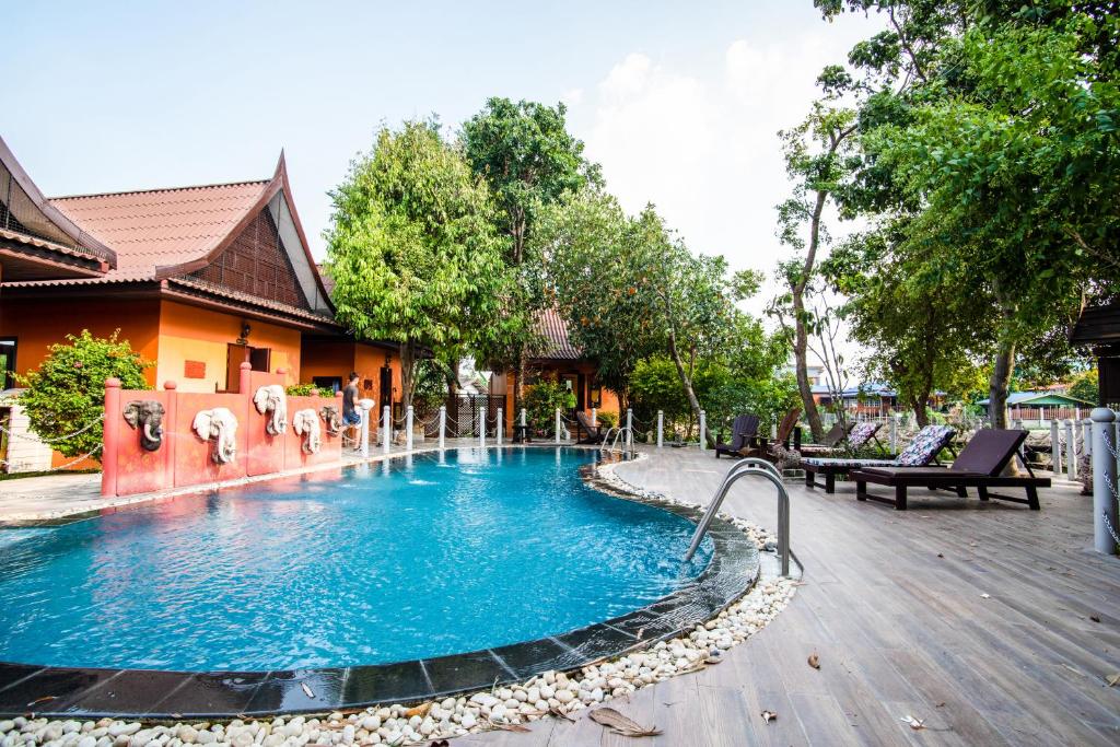 Bazén v ubytování Pludhaya Resort & Spa nebo v jeho okolí