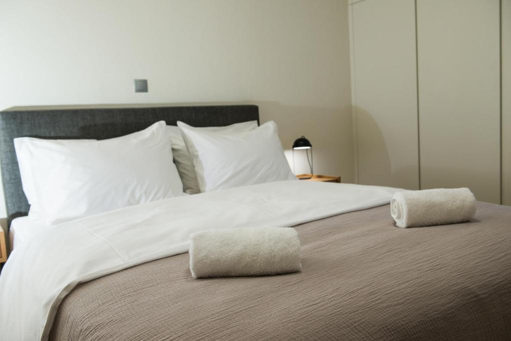 Postel nebo postele na pokoji v ubytování Piraeus Seaview Elegant Apartments