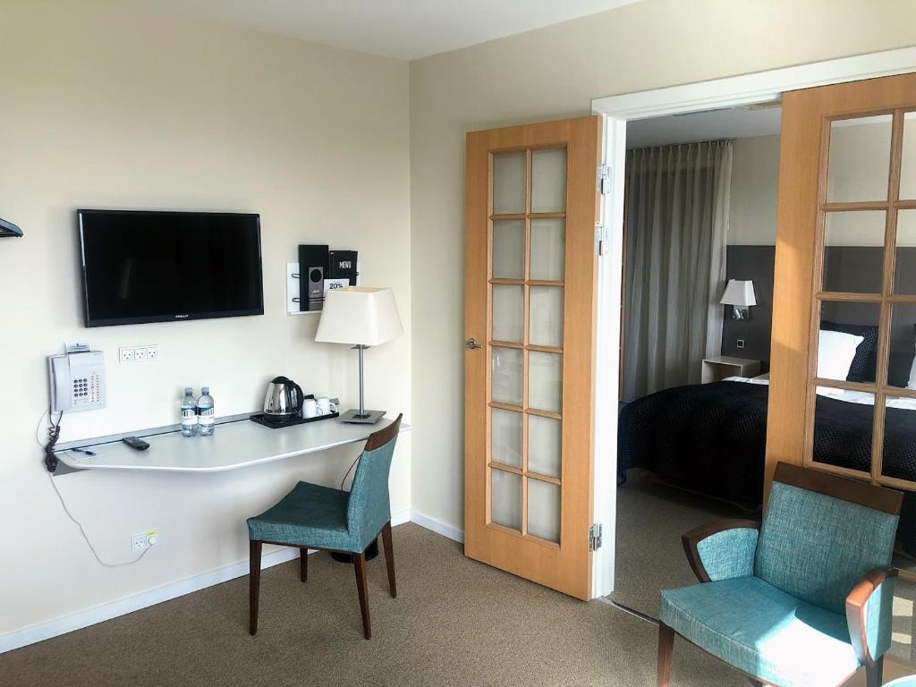 Televiisor ja/või meelelahutuskeskus majutusasutuses Hotel Skivehus