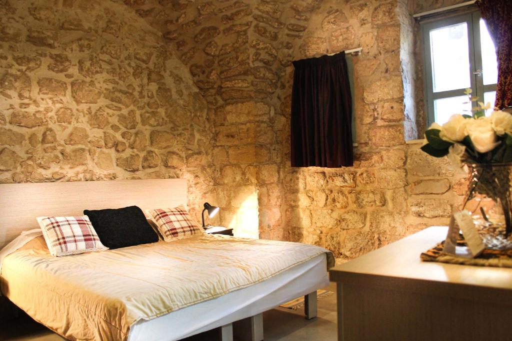 Voodi või voodid majutusasutuse Al-Hakim Boutique Hotel Old Town Nazareth toas