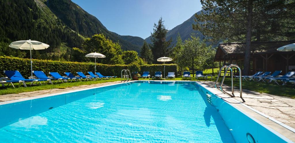Bazén v ubytovaní Hotel Krimmlerfälle alebo v jeho blízkosti