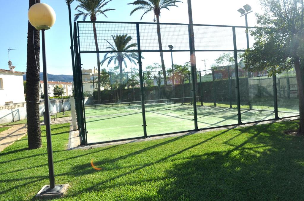 Tennis and/or squash facilities at Brisas A1, 2 dormitorios, playa a 50m, by Bookindenia or nearby