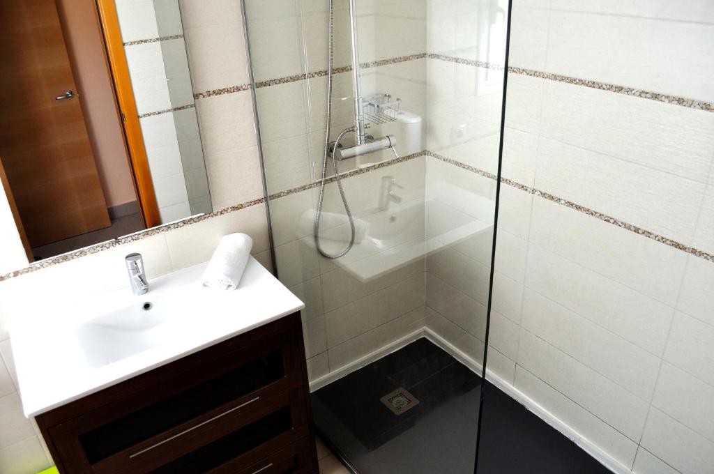 A bathroom at Brisas A1, 2 dormitorios, playa a 50m, by Bookindenia