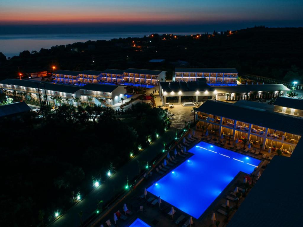 Bazén v ubytování Caretta Paradise Resort & WaterPark nebo v jeho okolí