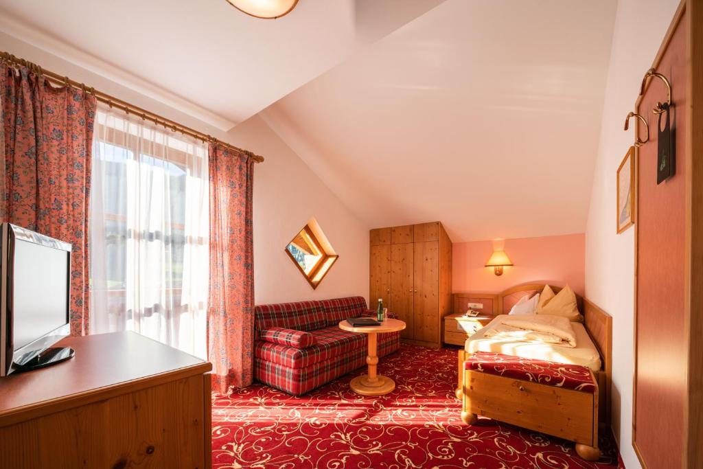 Posteľ alebo postele v izbe v ubytovaní Hotel Krimmlerfälle