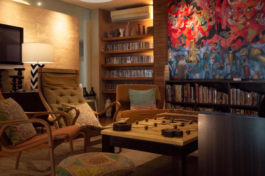 una sala de estar con un tablero de ajedrez en el medio en Baboona Beachfront Living, en Pattaya central