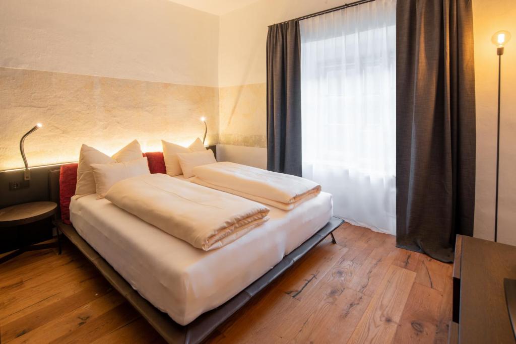 Postel nebo postele na pokoji v ubytování Flurin Suites