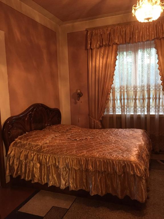 Kecharetsi Private House في تساجكادزور: غرفة نوم بسرير ونافذة