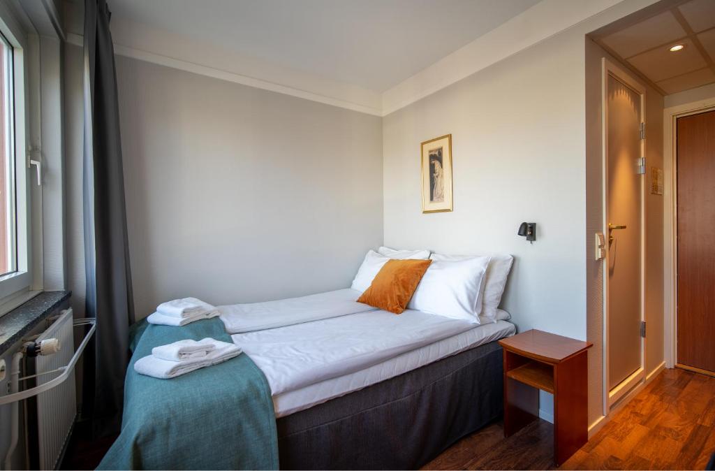 Postel nebo postele na pokoji v ubytování Enter Amalie Hotel
