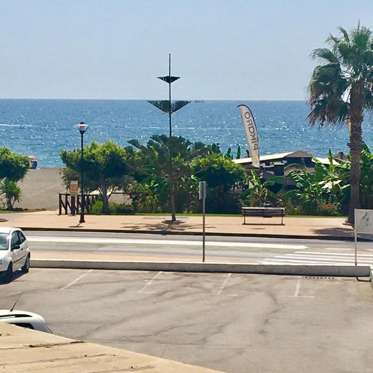 een straat met de oceaan op de achtergrond bij Casa Pammy in Málaga
