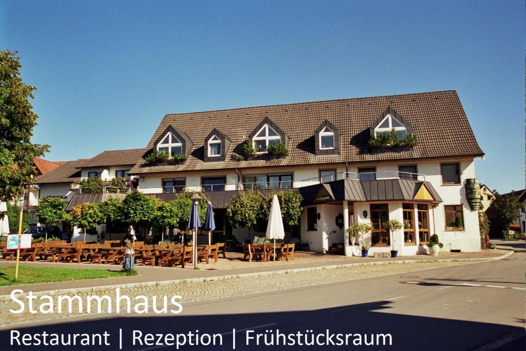 un bâtiment avec des tables et des chaises devant lui dans l'établissement Hotel Gasthof Sternen, à Geisingen