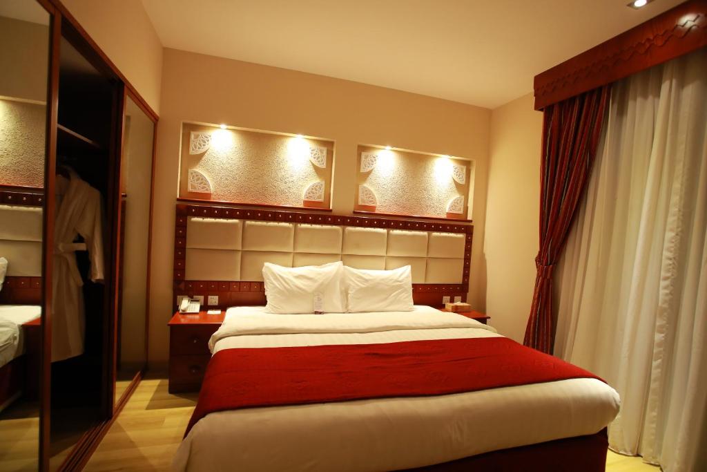 Postel nebo postele na pokoji v ubytování Al Liwan Suites Rawdat Al Khail