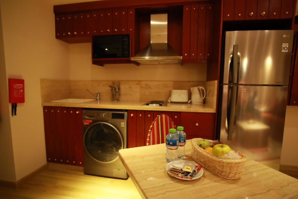 Kuchyň nebo kuchyňský kout v ubytování Al Liwan Suites Rawdat Al Khail