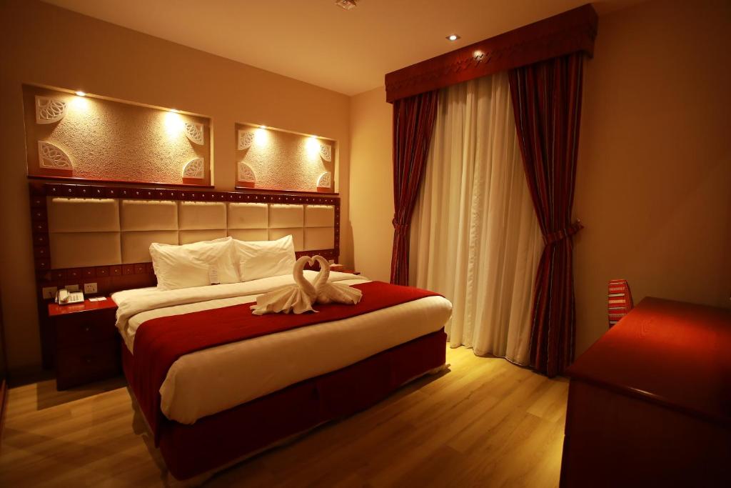 Postel nebo postele na pokoji v ubytování Al Liwan Suites Rawdat Al Khail