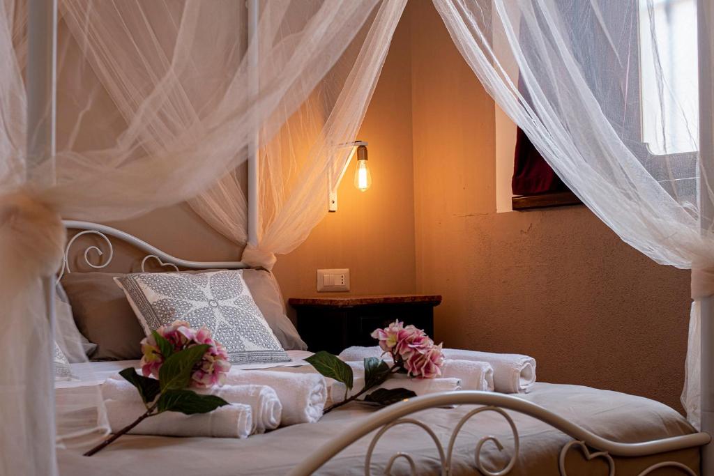 ein Schlafzimmer mit einem weißen Bett mit Blumen darauf in der Unterkunft Balbis Choco Rooms in Turin