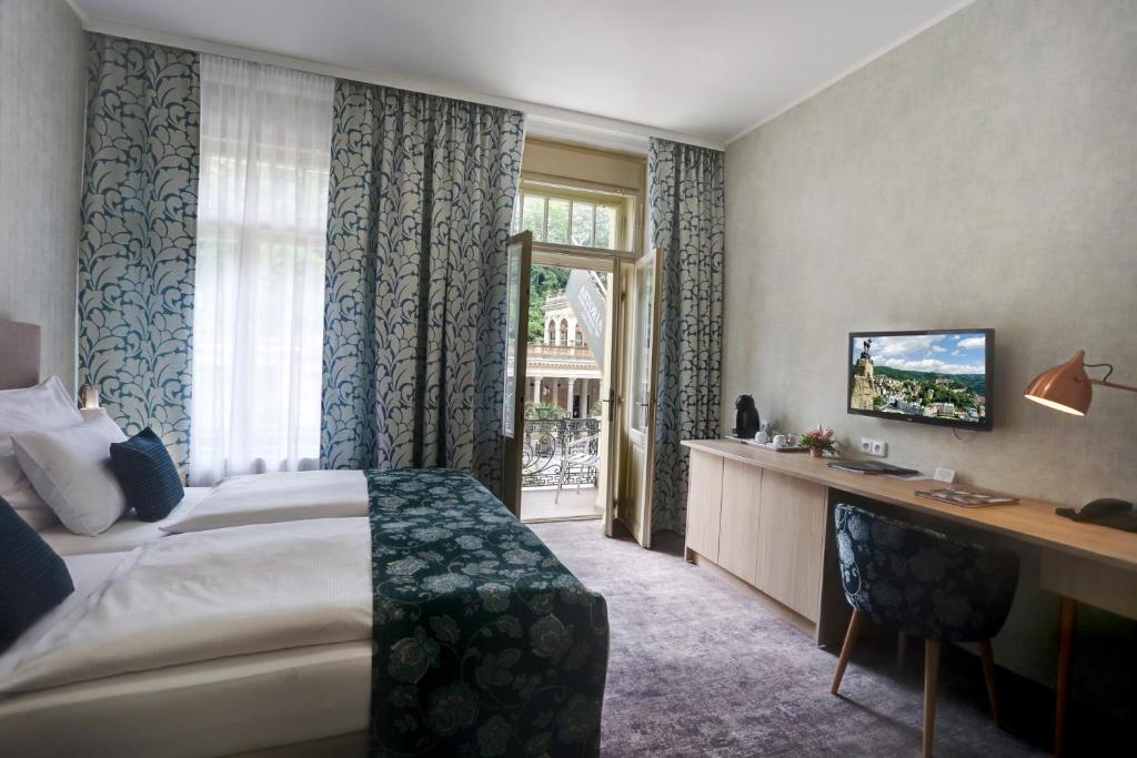 TV a/nebo společenská místnost v ubytování ASTORIA Hotel & Medical Spa