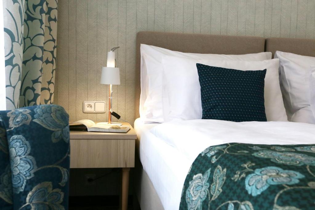 Postel nebo postele na pokoji v ubytování ASTORIA Hotel & Medical Spa