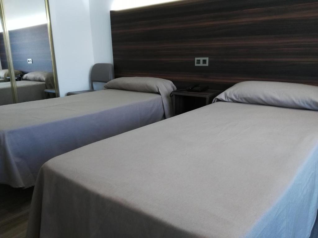 A bed or beds in a room at Hotel Ribera