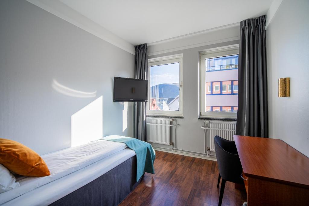 Postel nebo postele na pokoji v ubytování Enter Amalie Hotel