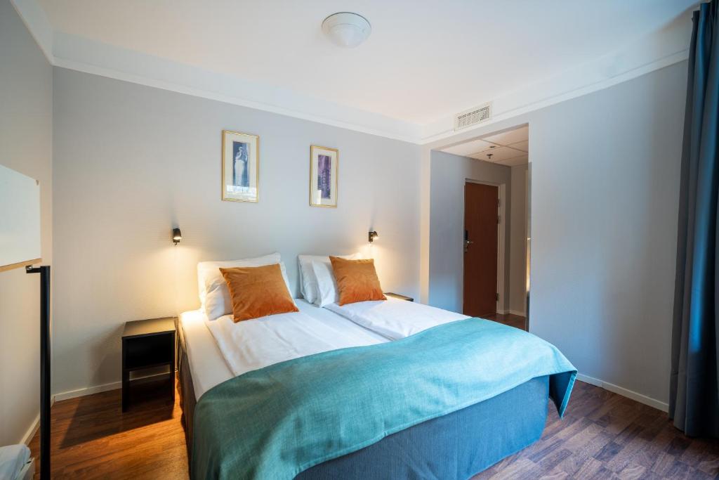 Postel nebo postele na pokoji v ubytování Enter Amalie Hotel