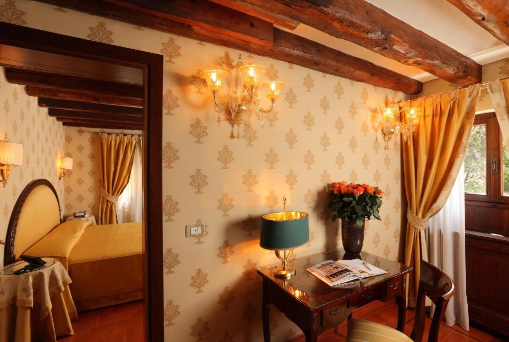 Postel nebo postele na pokoji v ubytování Hotel Palazzo Stern