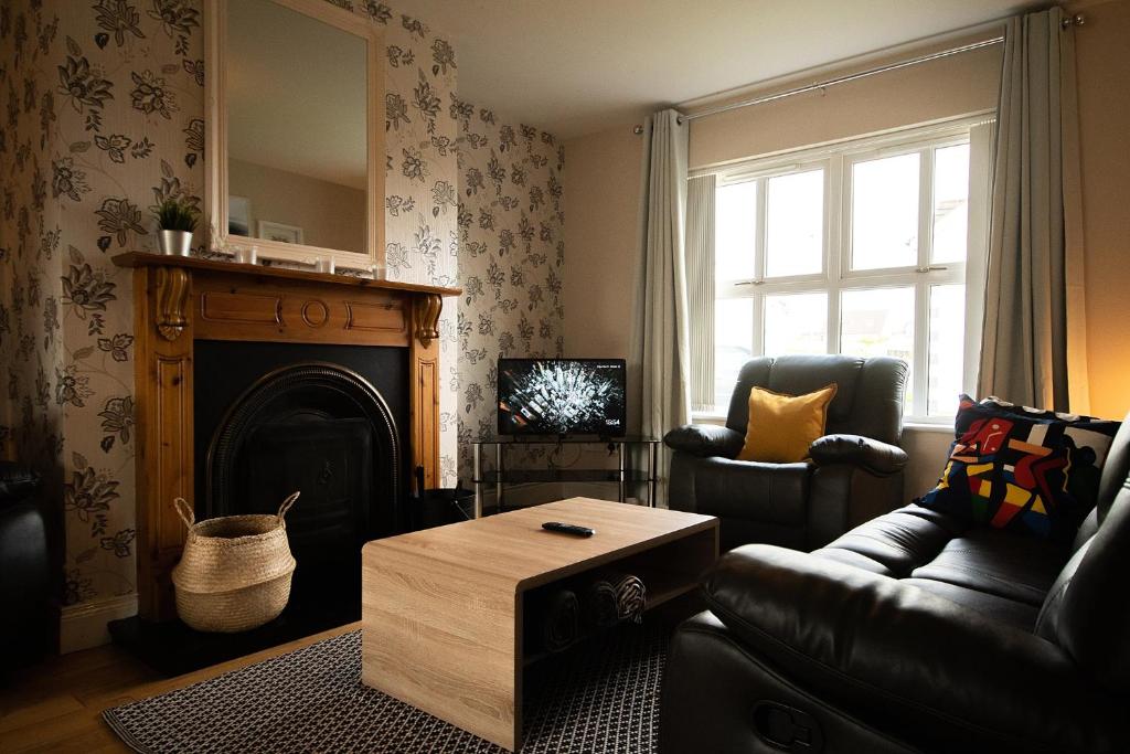 A seating area at Modern three bedroom house in Bundoran - Bundoran Luxury Apartments and Holiday Homes