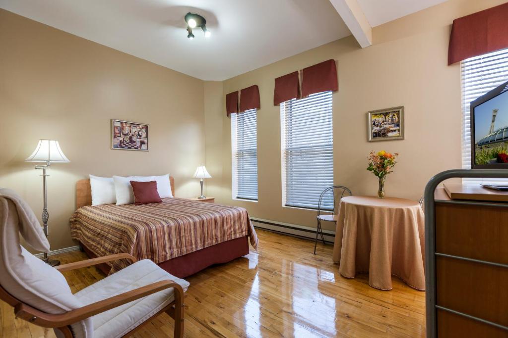 Postel nebo postele na pokoji v ubytování Hotel Quartier des Spectacles