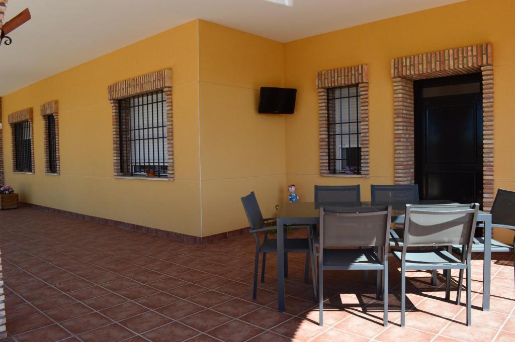 A television and/or entertainment centre at Casa Rural La Florentina