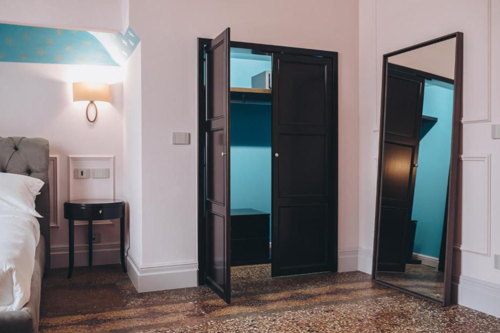 Posteľ alebo postele v izbe v ubytovaní Gregorini Bingham Art Luxury Suites