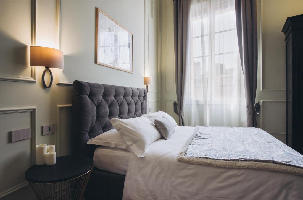 Posteľ alebo postele v izbe v ubytovaní Gregorini Bingham Art Luxury Suites