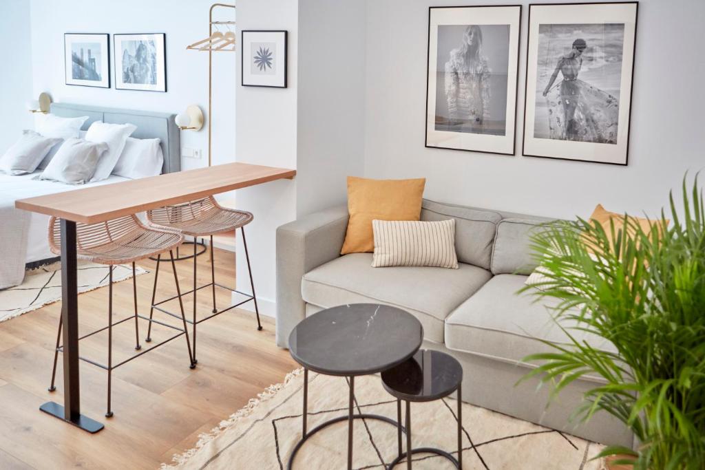 A seating area at Apartamentos La Bola Suite