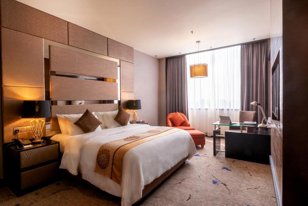 Giường trong phòng chung tại New World Suites