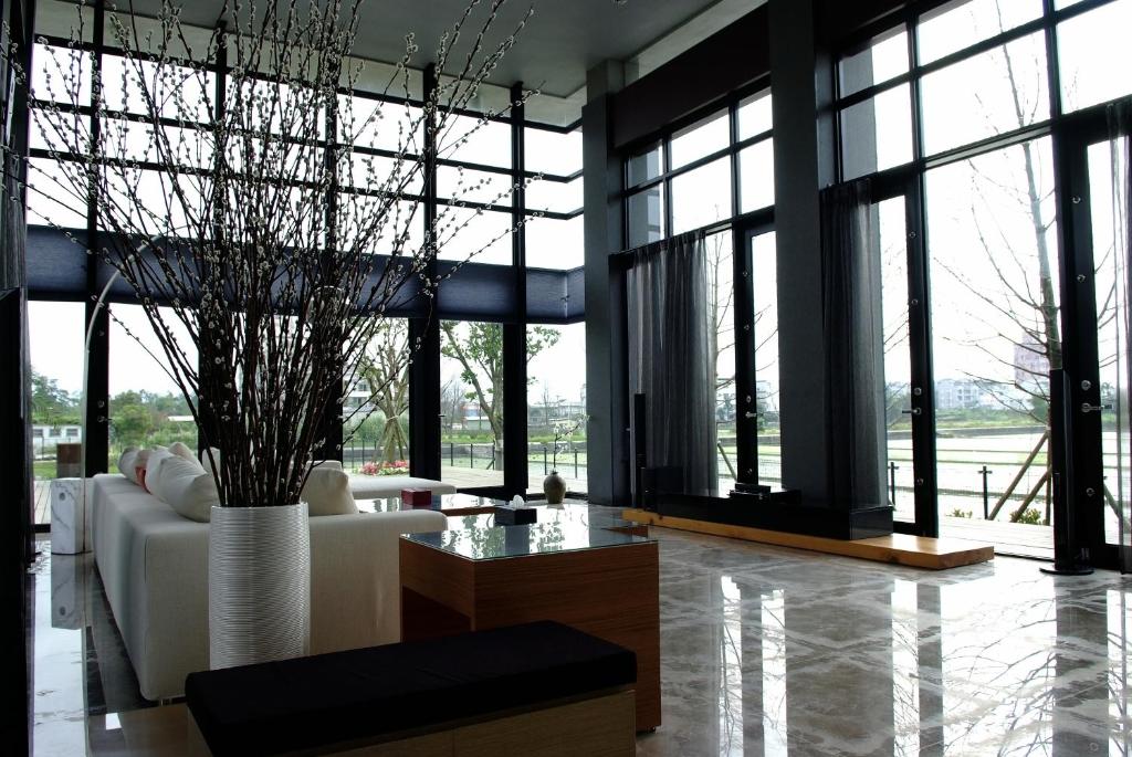 五結鄉的住宿－Hiten Villa，客厅配有白色沙发和大窗户