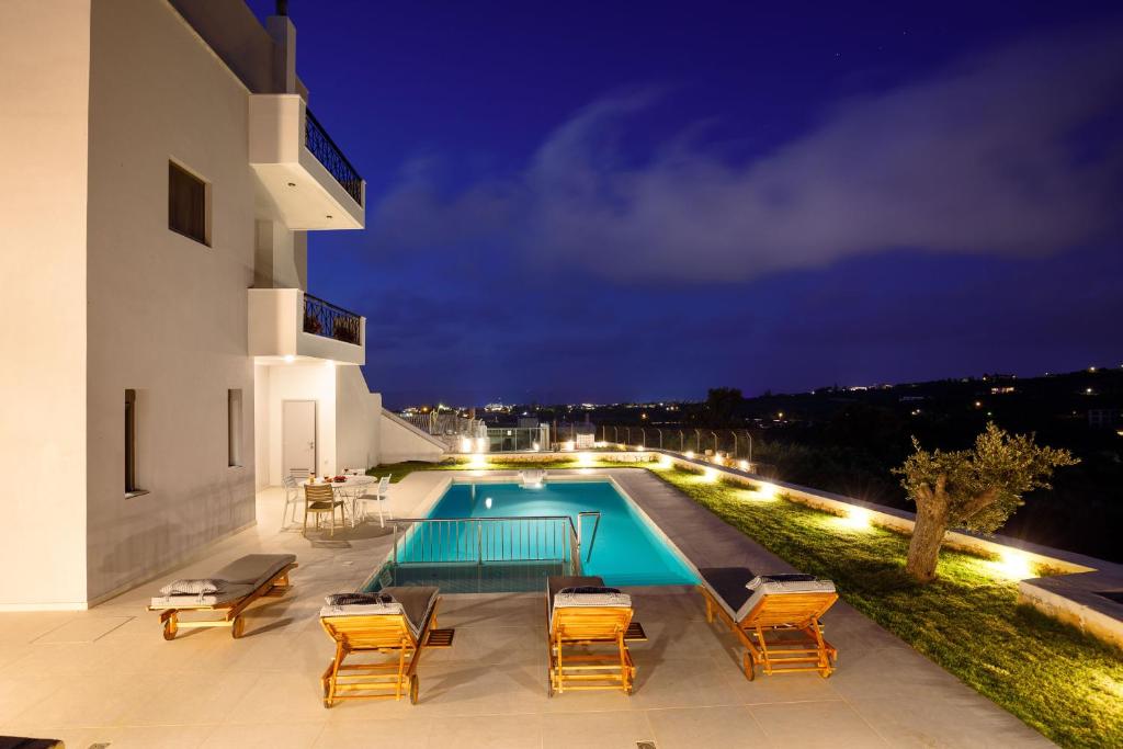 Bazén v ubytovaní Apartment Tilio - New apartment with private pool 1400m from the beach alebo v jeho blízkosti