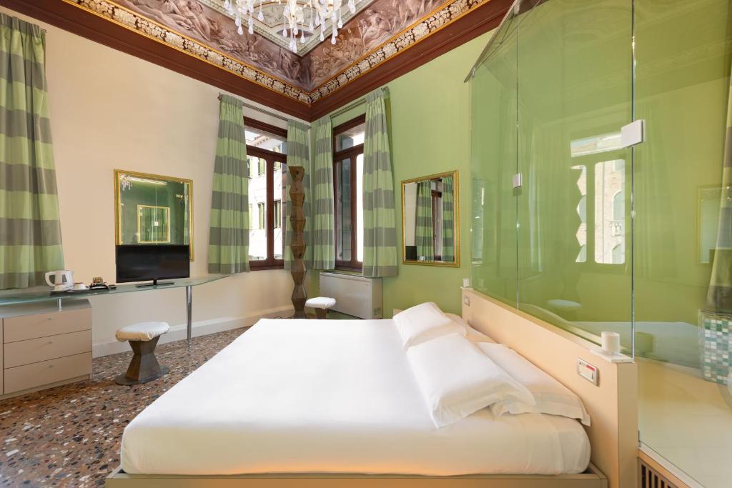 a bedroom with a large bed and a television at Sogno di Giulietta e Romeo in Venice