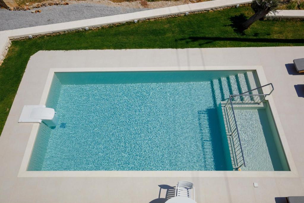 Bazén v ubytovaní Apartment Tilio - New apartment with private pool 1400m from the beach alebo v jeho blízkosti