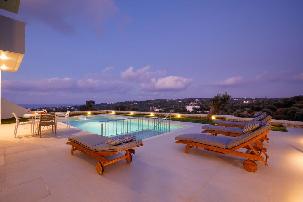 Bazén v ubytovaní Apartment Tilio - New apartment with private pool 1400m from the beach alebo v jeho blízkosti
