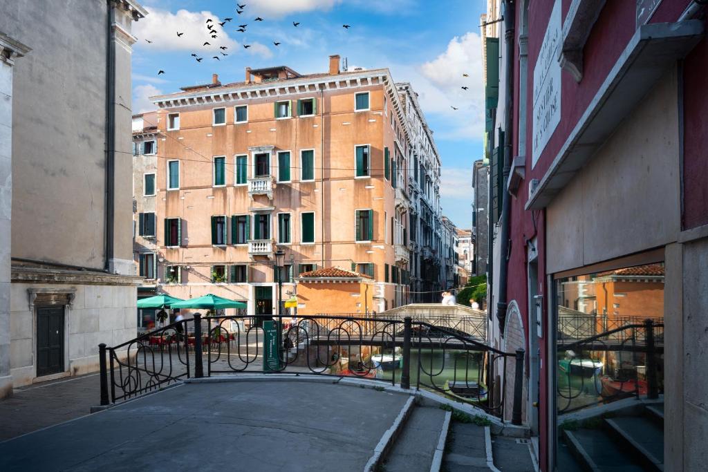a view of a city street with buildings at Sogno di Giulietta e Romeo in Venice