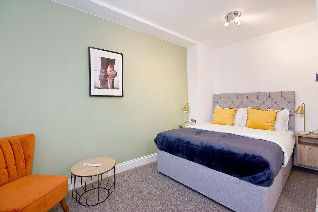 um quarto com uma cama e uma cadeira em Interlude House C by City Living London em Londres