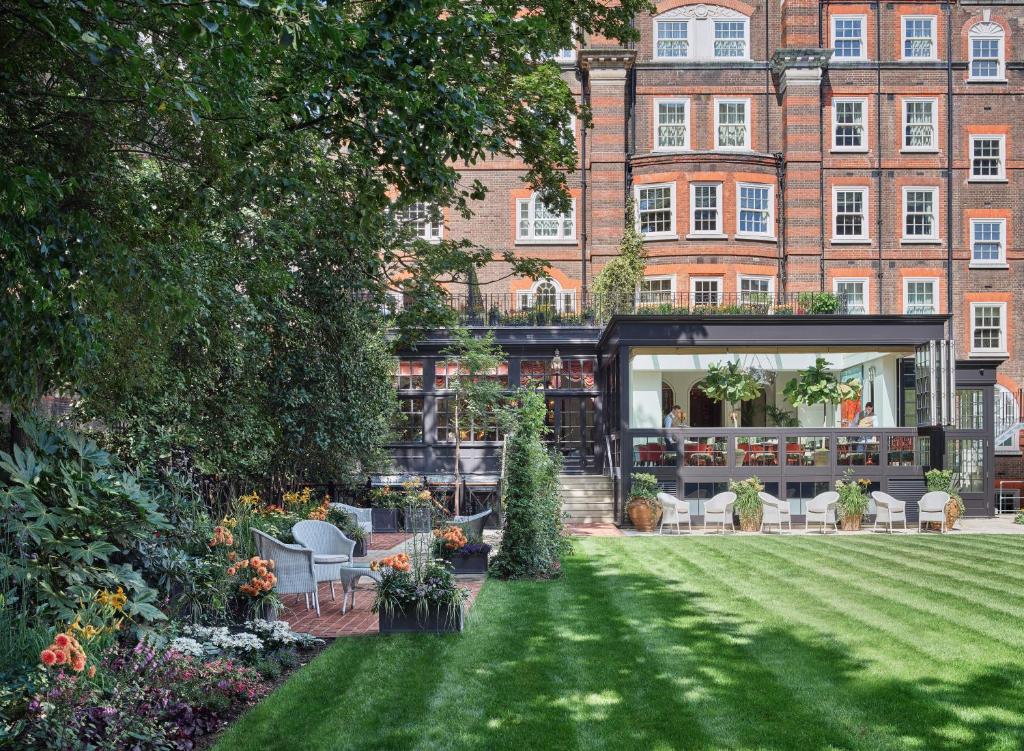 un jardín frente a un edificio en The Goring en Londres