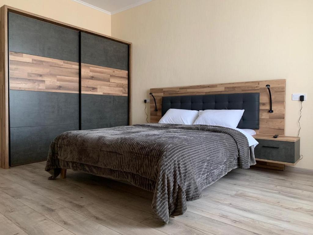 Un pat sau paturi într-o cameră la Сity Business Apart