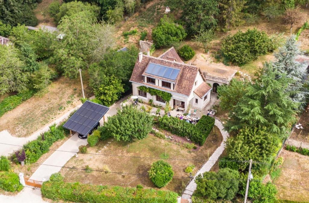 - une vue aérienne sur une maison dotée d'un panneau solaire dans l'établissement Côté Coteau, à Villiers-sur-Loir