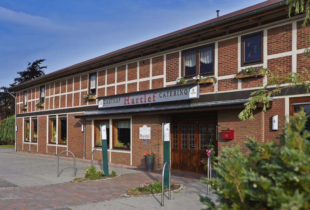 un edificio de ladrillo con un letrero que lee una escalera más segura en Hartlef´s Gasthof en Stade