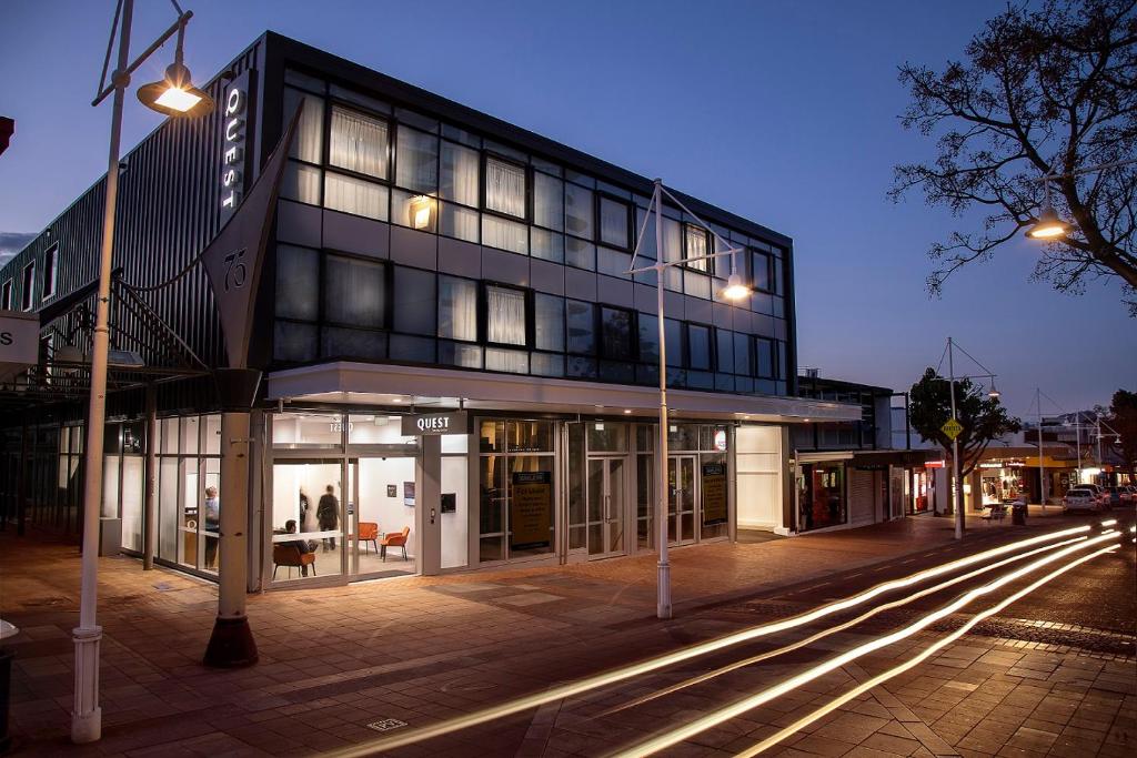 een zwart gebouw in een stadsstraat 's nachts bij Quest Tauranga Central in Tauranga