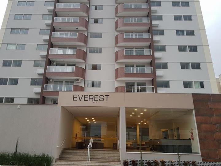 un gran edificio de apartamentos con la palabra Everwest en él en Everest Flat Service en Caldas Novas